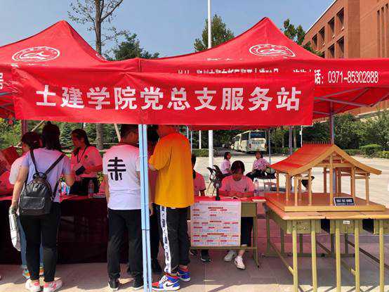 迎新现场党员服务站