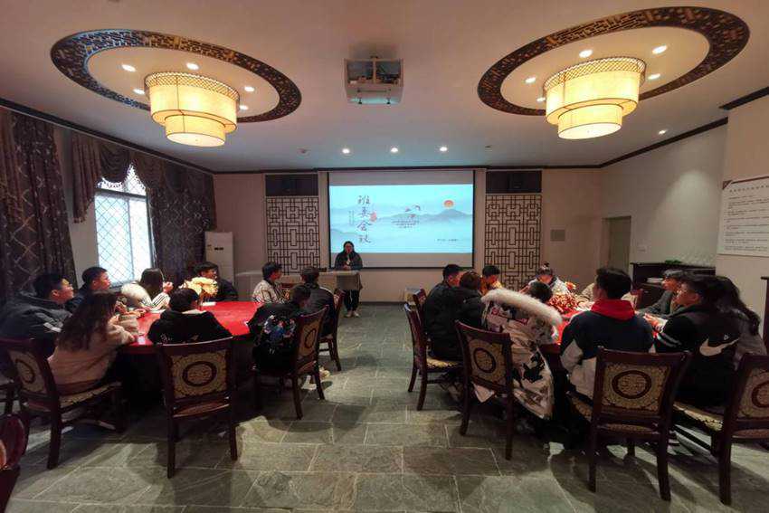 图片包含 室内, 地板, 墙壁, 人员描述已自动生成