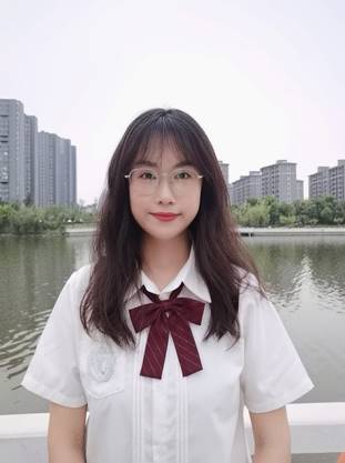 人站在湖边
描述已自动生成