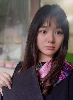女人穿着毛衣
描述已自动生成