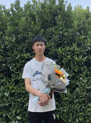 男人站在树下
描述已自动生成
