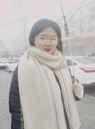 女人戴着头巾
中度可信度描述已自动生成