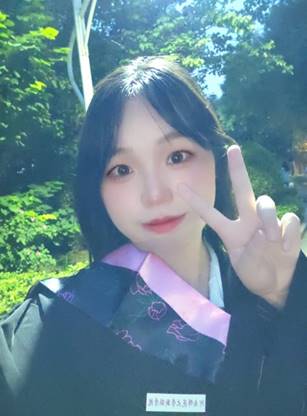 女人在自拍
中度可信度描述已自动生成