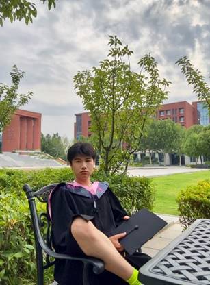 穿绿色上衣的小孩在草地上
低可信度描述已自动生成