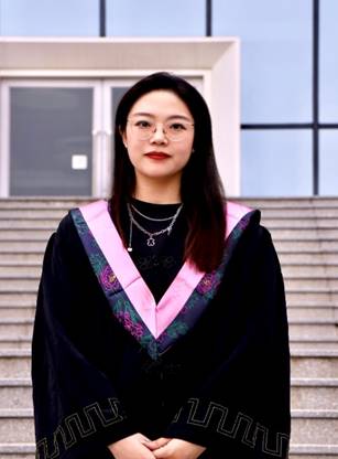 女人站在窗户边
描述已自动生成