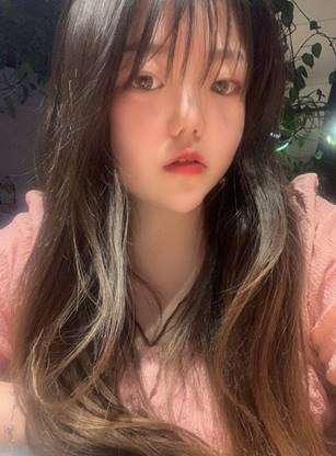 女人有长发
描述已自动生成